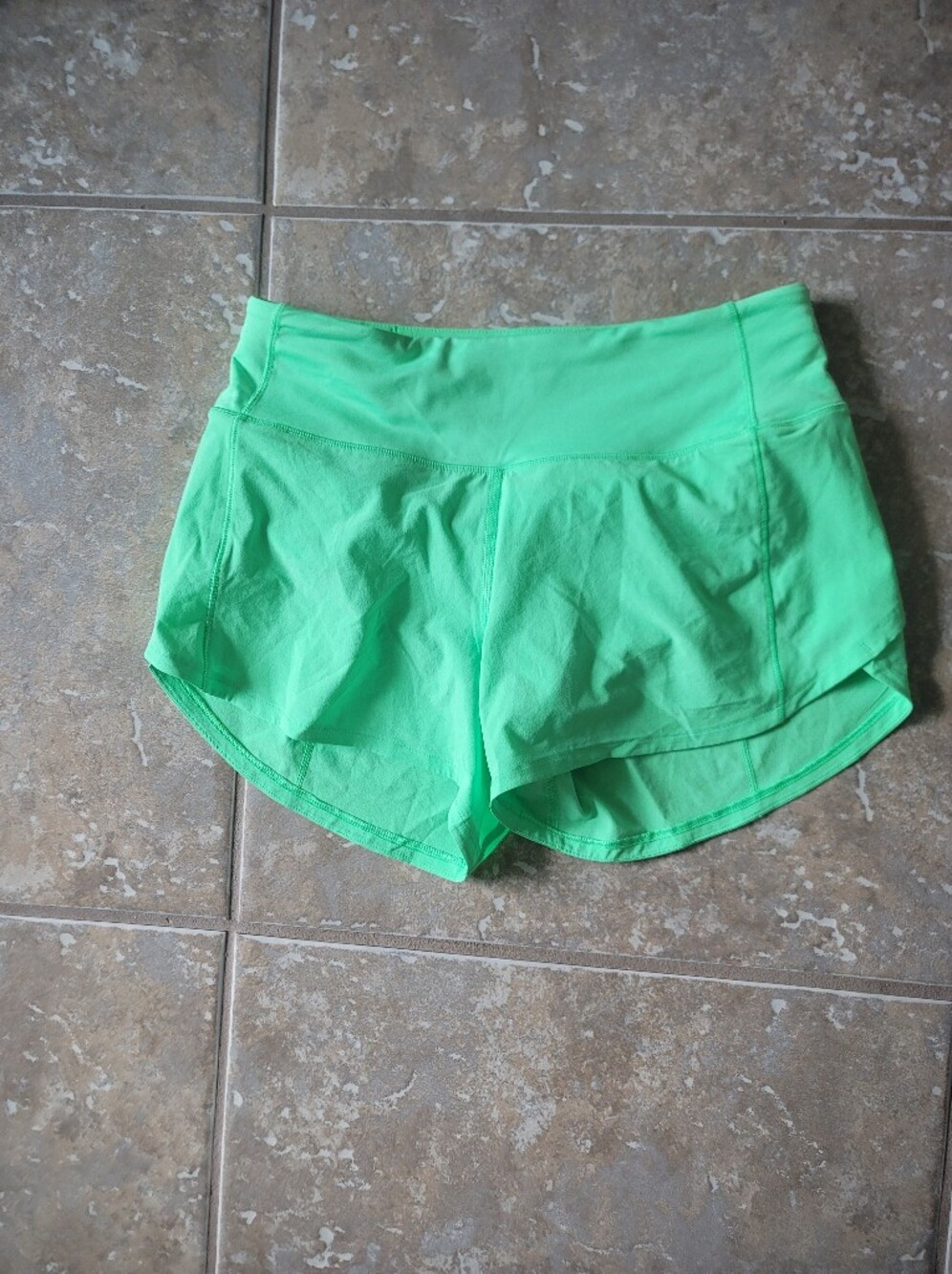 NWOT Lululemon Mid Rise Speed Up Shorts Size 4 Scream Green